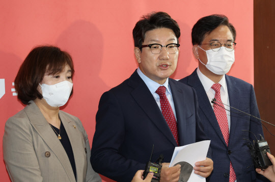 권성동 국민의힘 원내대표가 8일 서울 여의도 국회 본관에서 열린 '북 도발 관련 국가안보 점검 당·정·대 협의회'를 마치고 취재진의 질문에 답하고 있다. 왼쪽부터 국민의힘 양금희 원내대변인, 권성동 원내대표, 송언석 원내수석부대표.<국회사진기자단·연합뉴스>